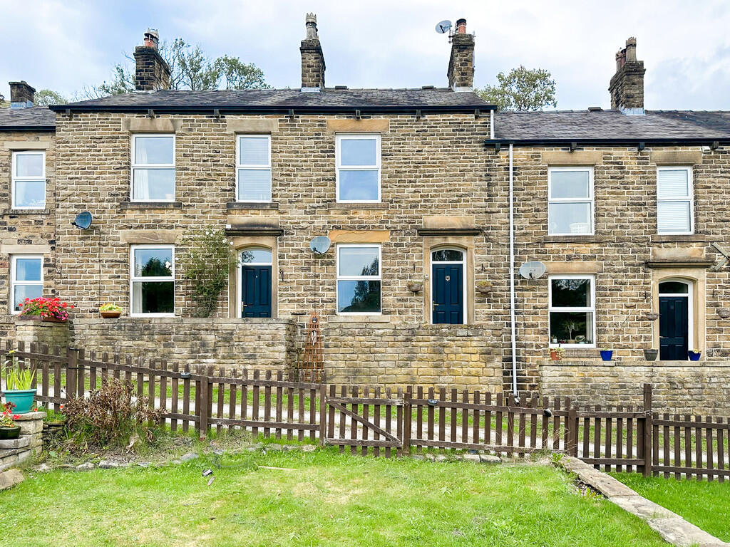 3 bed Mid Terraced House for rent in Little Hayfield. From Country Holmes - Glossop