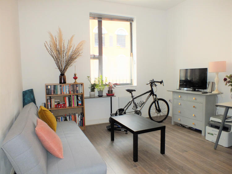 1 bed 1st Floor Flat for rent in Guildford. From Elizabeth Hunt Associates - Effingham