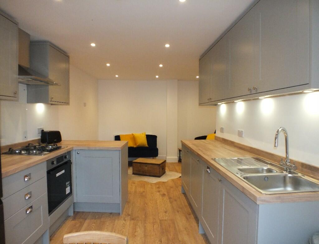 2 bed House (unspecified) for rent in Wandsworth. From Elizabeth Hunt Associates - Effingham