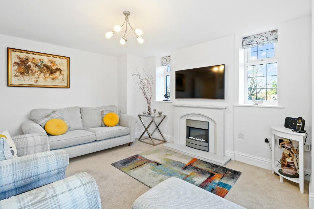 3 bed Apartment for rent in Esher. From Elizabeth Hunt Associates - Effingham