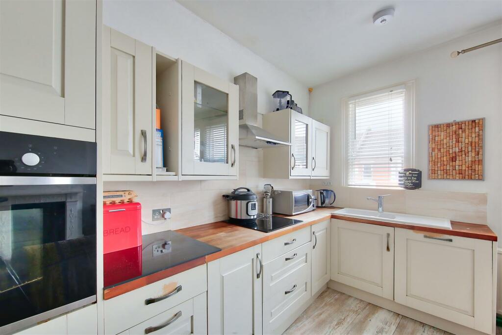 2 bed Apartment for rent in London. From Elizabeth Wightwick Bespoke Lettings - Wimbledon Village