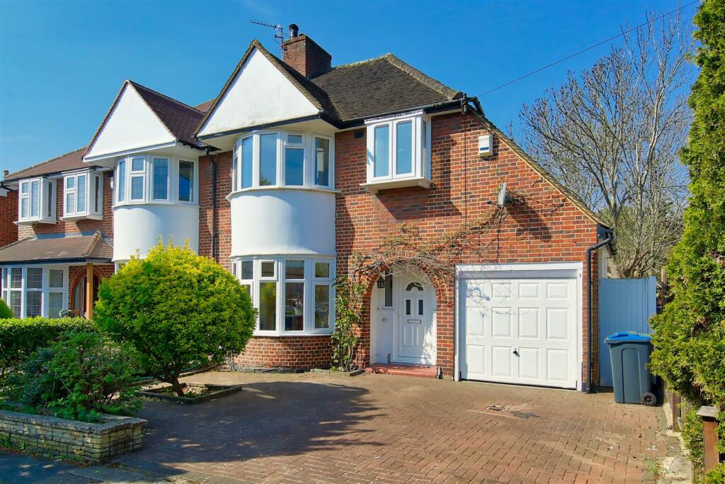 3 bed Semi-Detached House for rent in Kingston upon Thames. From Elizabeth Wightwick Bespoke Lettings - Wimbledon Village