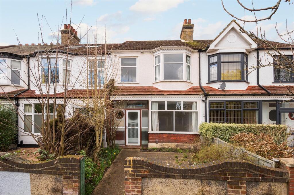 4 bed Mid Terraced House for rent in London. From Elizabeth Wightwick Bespoke Lettings - Wimbledon Village