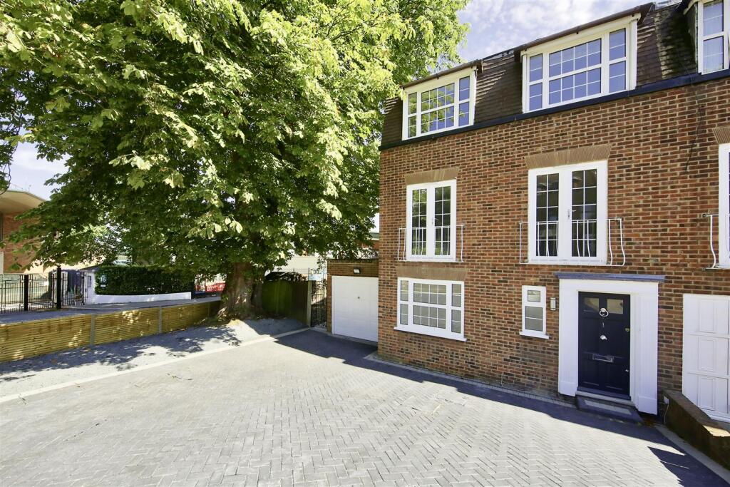 5 bed End of Terrace for rent in London. From Elizabeth Wightwick Bespoke Lettings - Wimbledon Village