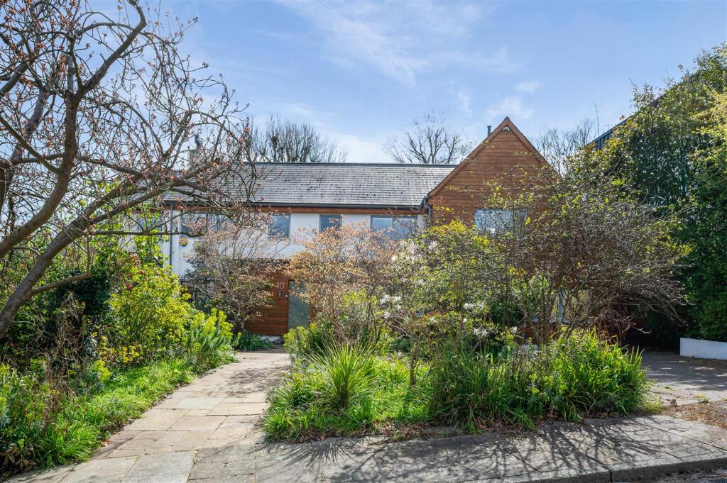 5 bed Detached for rent in London. From Elizabeth Wightwick Bespoke Lettings - Wimbledon Village