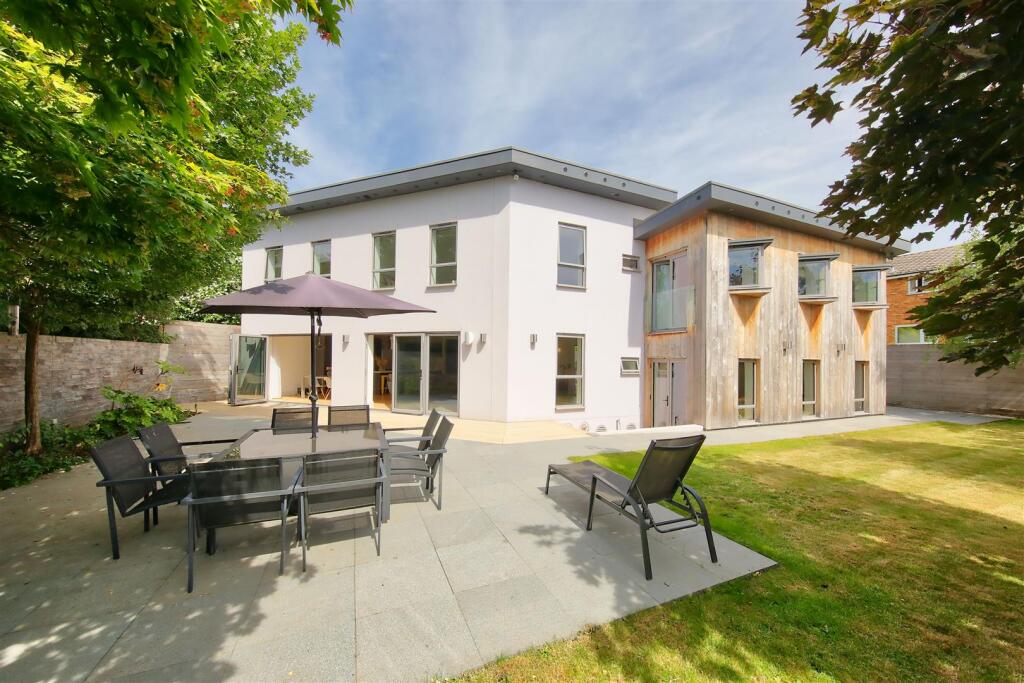 5 bed Detached for rent in London. From Elizabeth Wightwick Bespoke Lettings - Wimbledon Village