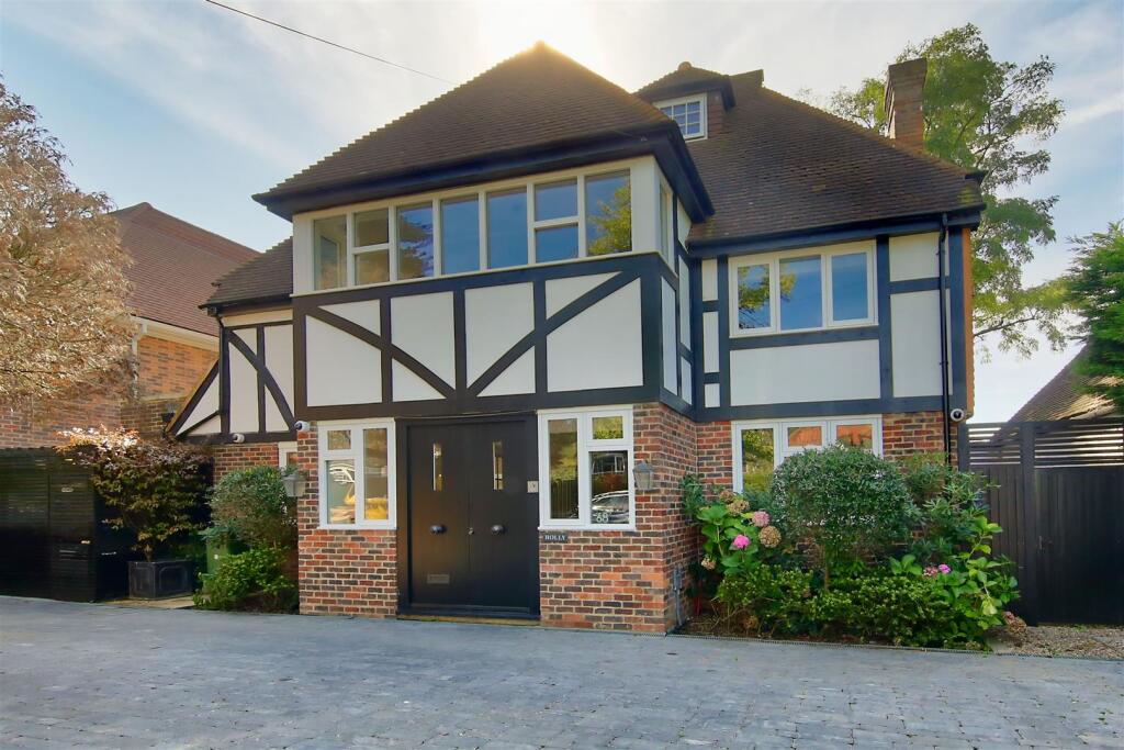 6 bed Detached for rent in Wimbledon. From Elizabeth Wightwick Bespoke Lettings - Wimbledon Village