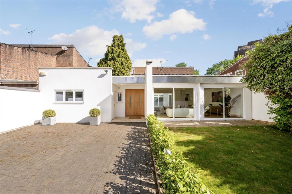 4 bed Detached for rent in Wimbledon. From Elizabeth Wightwick Bespoke Lettings - Wimbledon Village