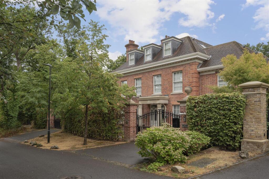 6 bed Detached for rent in London. From Elizabeth Wightwick Bespoke Lettings - Wimbledon Village 6 bed Detached for rent in London. From Elizabeth Wightwick Bespoke Lettings - Wimbledon Village