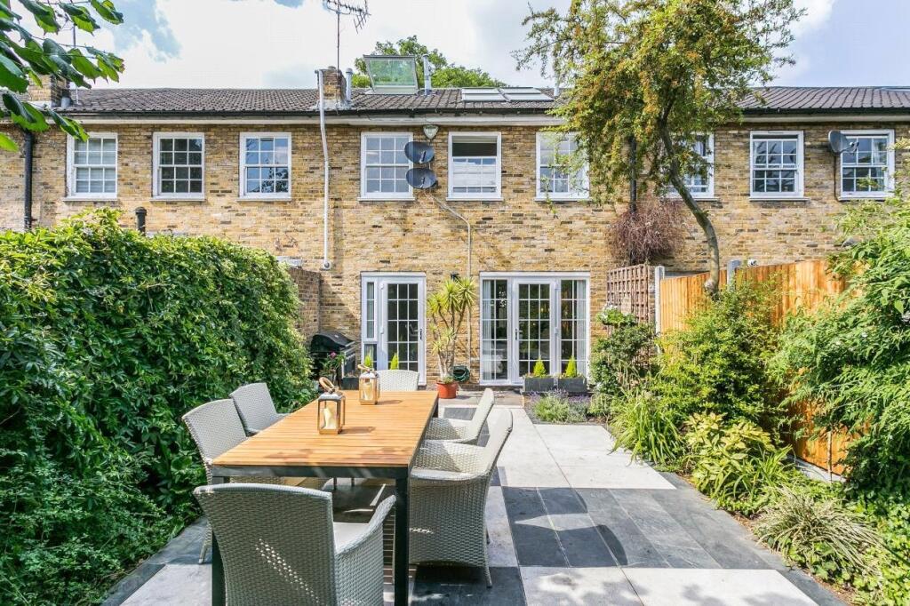 3 bed Mid Terraced House for rent in London. From Ellis & Co - Islington