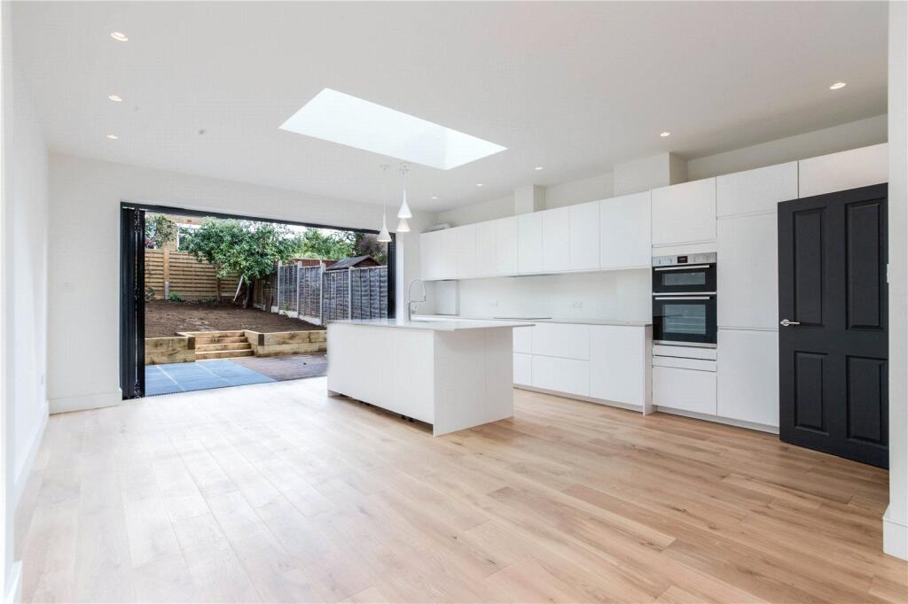 4 bed Mid Terraced House for rent in Wood Green. From Ellis & Co - Bounds Green 4 bed Mid Terraced House for rent in Wood Green. From Ellis & Co - Bounds Green