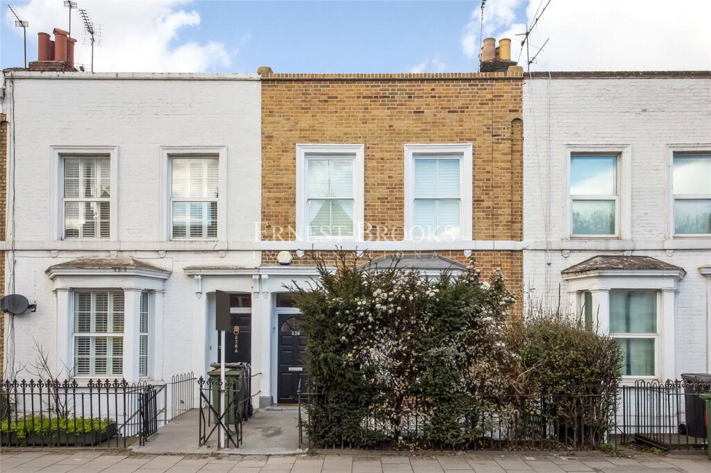 2 bed Mid Terraced House for rent in Clapham. From Ernest-Brooks International - Canary Wharf