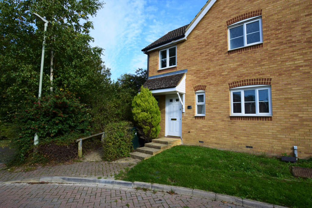 1 bed Mid Terraced House for rent in Potters Corner. From Evolution Properties