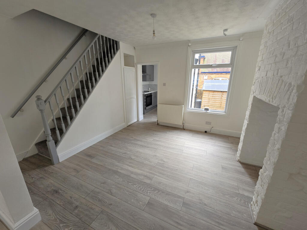 2 bed Mid Terraced House for rent in Folkestone. From Evolution Properties