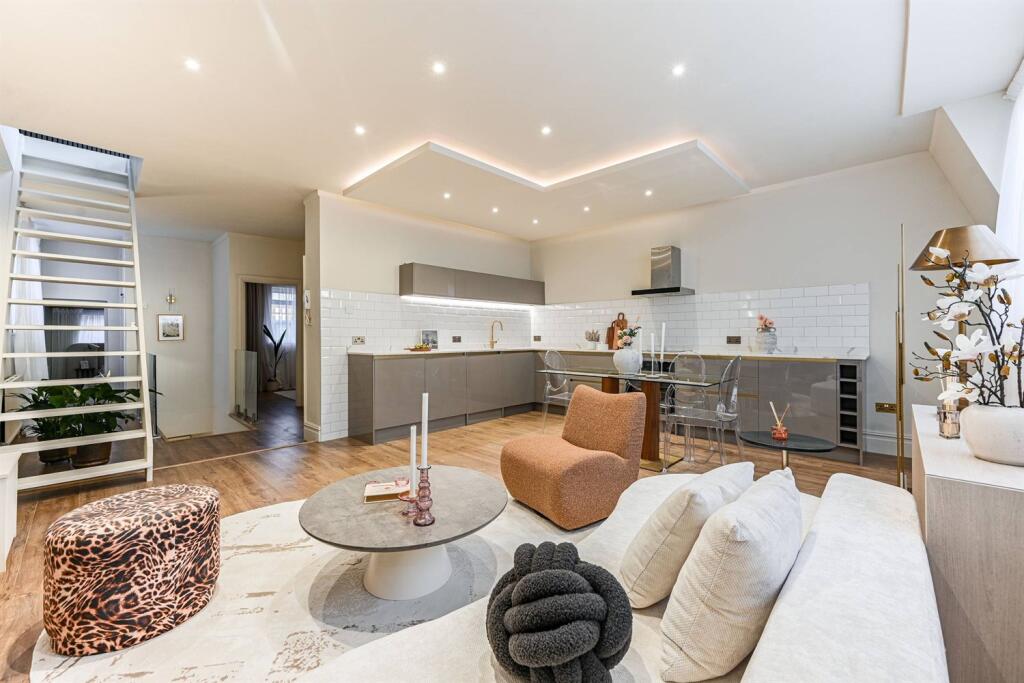 3 bed 1st Floor Flat for rent in Kensington. From Farrar & Co - Chelsea - Sales