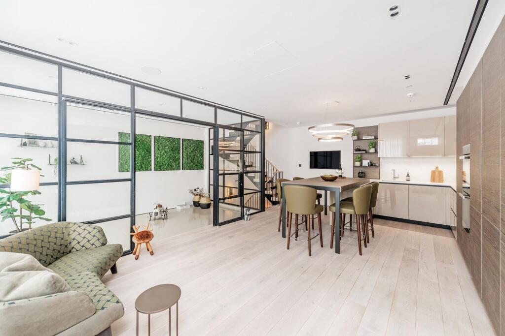 3 bed Mews for rent in Chelsea. From Farrar & Co - Chelsea - Sales