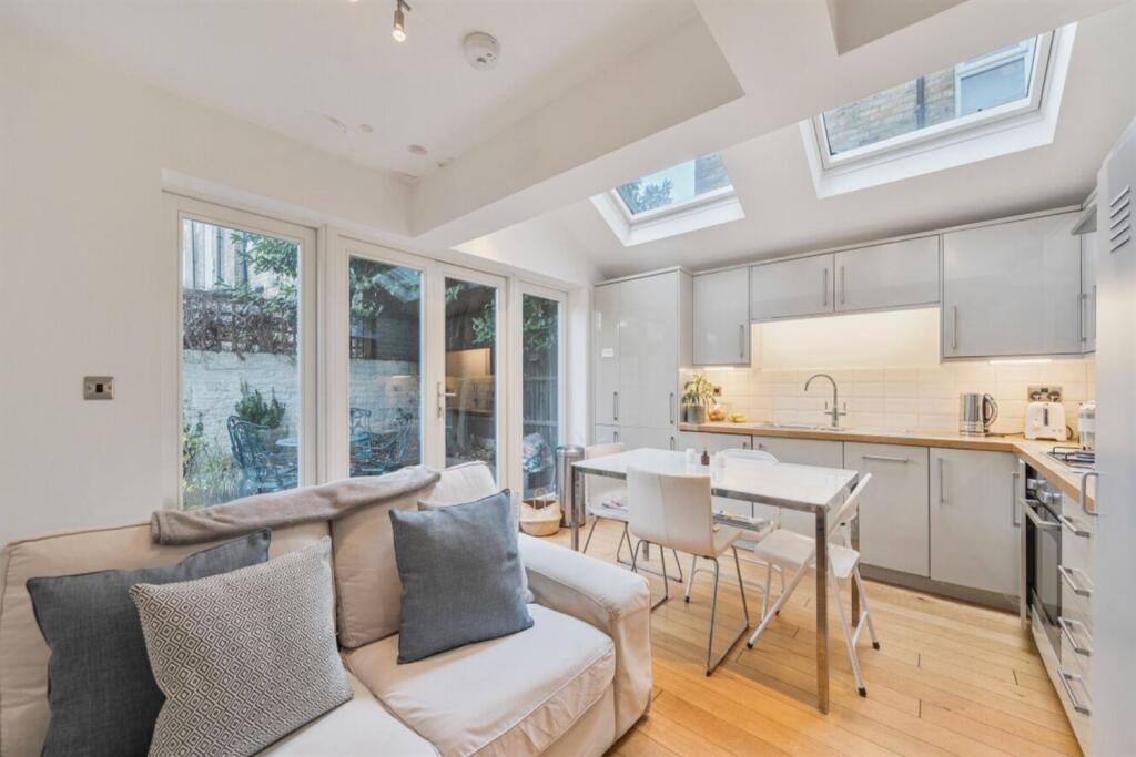 2 bed House (unspecified) for rent in Fulham. From Farrar & Co - Chelsea - Sales