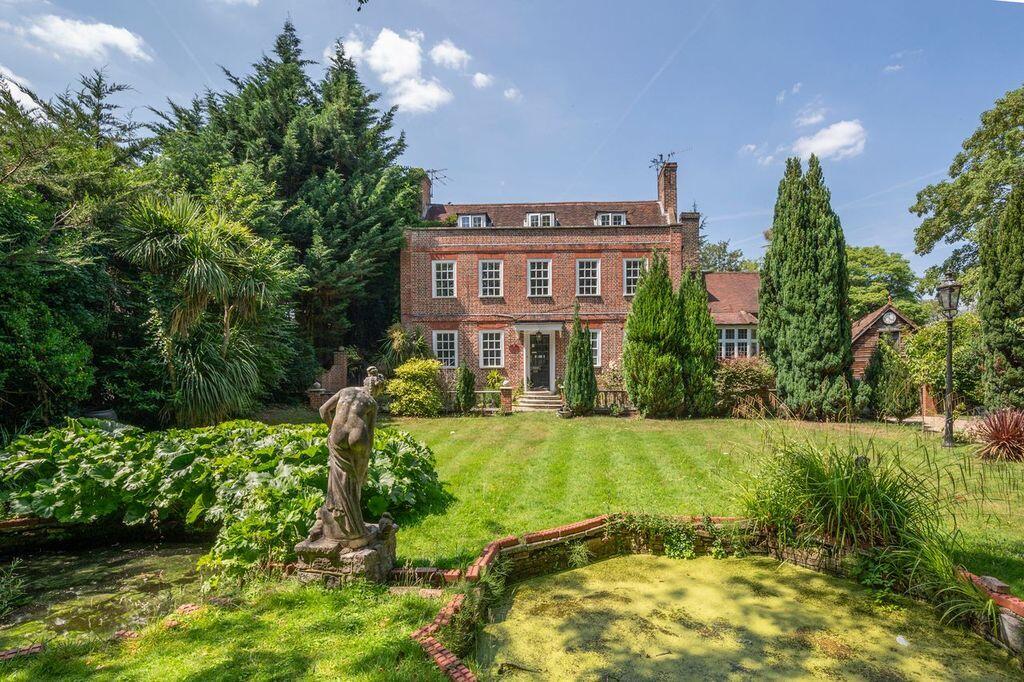 6 bed Detached for rent in Wallington. From Fine & Country - Cheam 6 bed Detached for rent in Wallington. From Fine & Country - Cheam