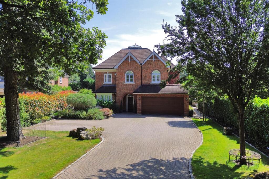 5 bed Detached for rent in Lower Kingswood. From Fine & Country - Kingswood