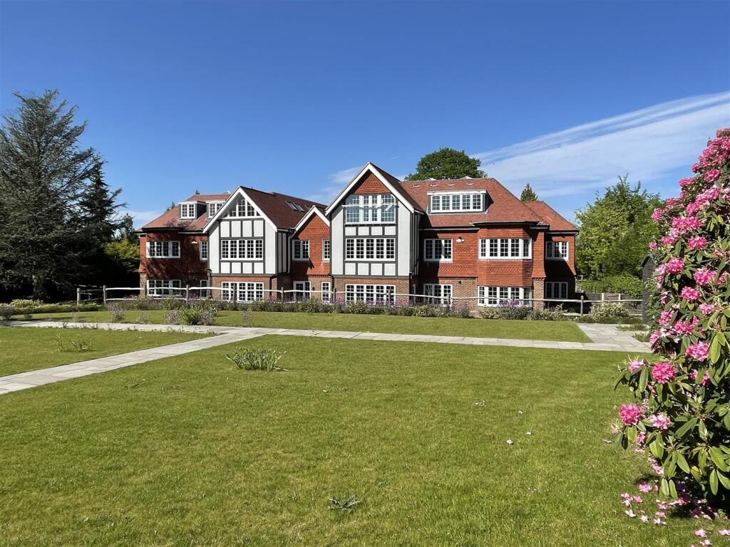 2 bed 1st Floor Flat for rent in Burgh Heath. From Fine & Country - Kingswood