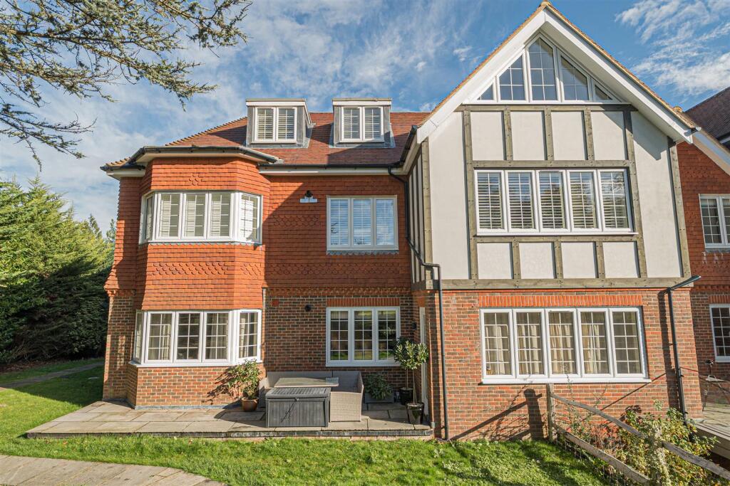 2 bed 1st Floor Flat for rent in Burgh Heath. From Fine & Country - Kingswood