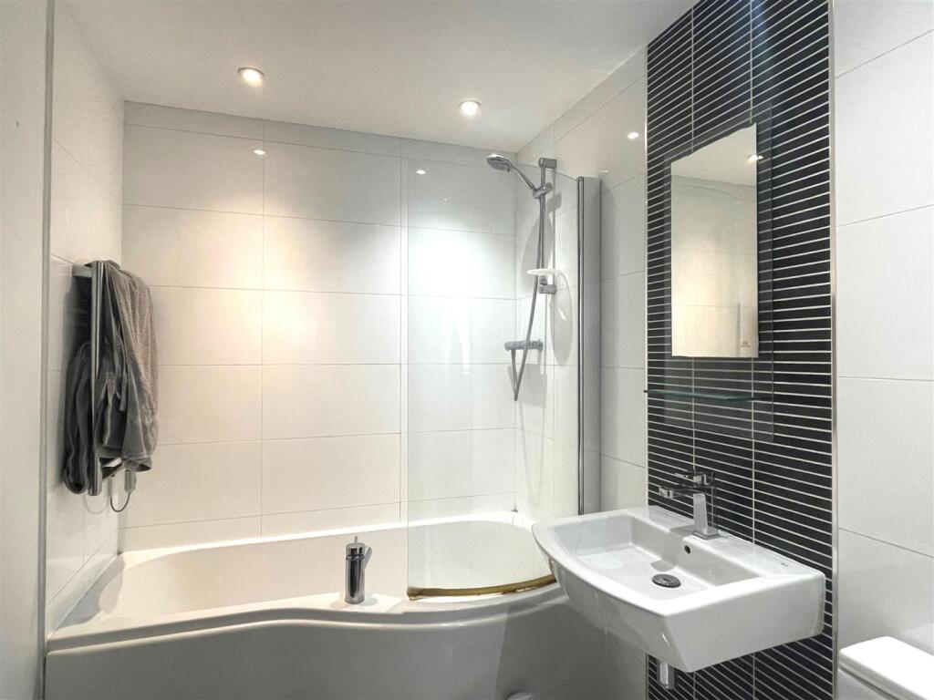 1 bed 1st Floor Flat for rent in Burgh Heath. From Fine & Country - Kingswood