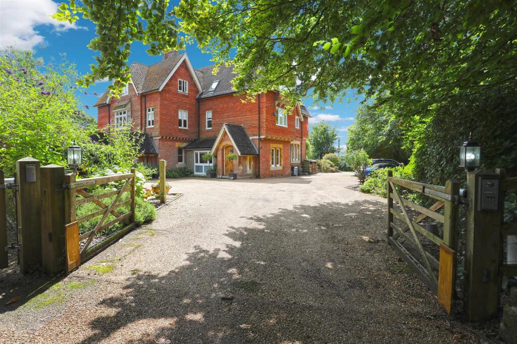 6 bed Chalet type for rent in East Grinstead. From Fine & Country - Kingswood