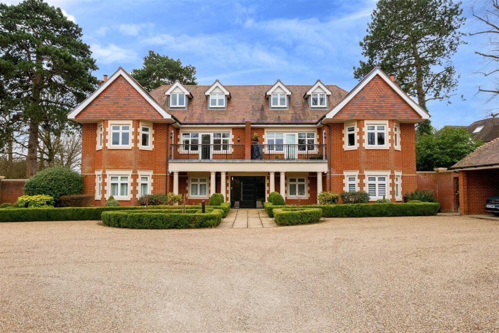 2 bed Apartment for rent in Burgh Heath. From Fine & Country - Kingswood