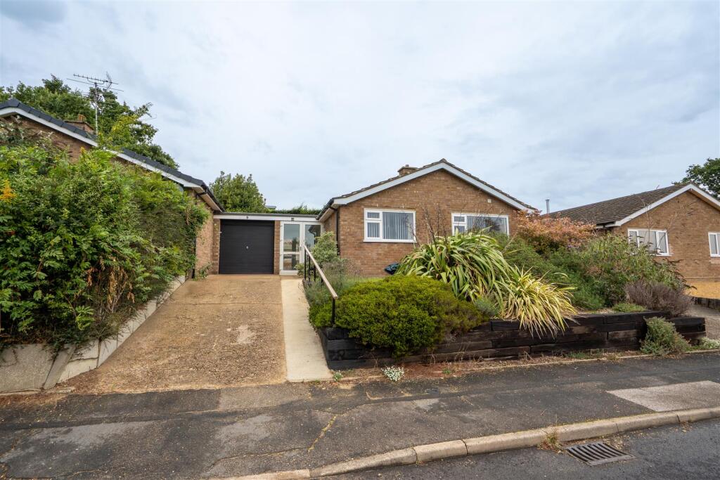 2 bed Semi-detached bungalow for rent in Woodbridge. From Flick & Son - Saxmundham 2 bed Semi-detached bungalow for rent in Woodbridge. From Flick & Son - Saxmundham
