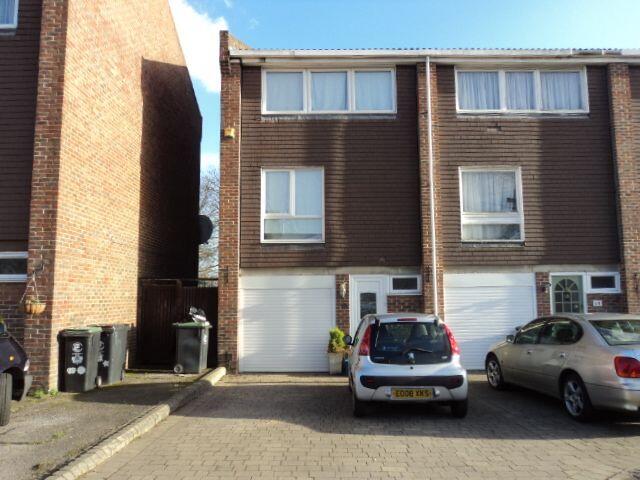 4 bed End of Terrace for rent in Loughton. From Friend & Farrelly Ltd.