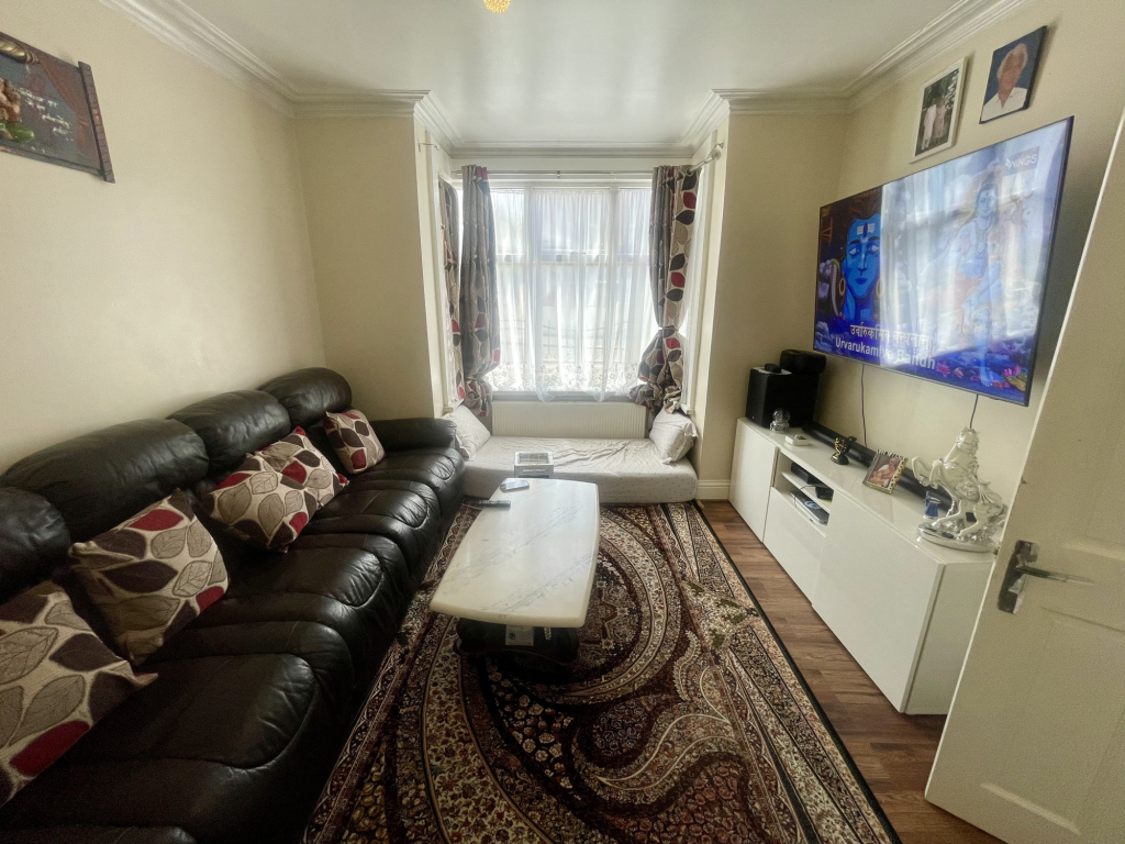 3 bed Semi-Detached House for rent in Southall. From Galaxy Real Estate