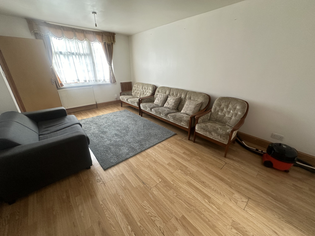 5 bed Semi-Detached House for rent in Southall. From Galaxy Real Estate