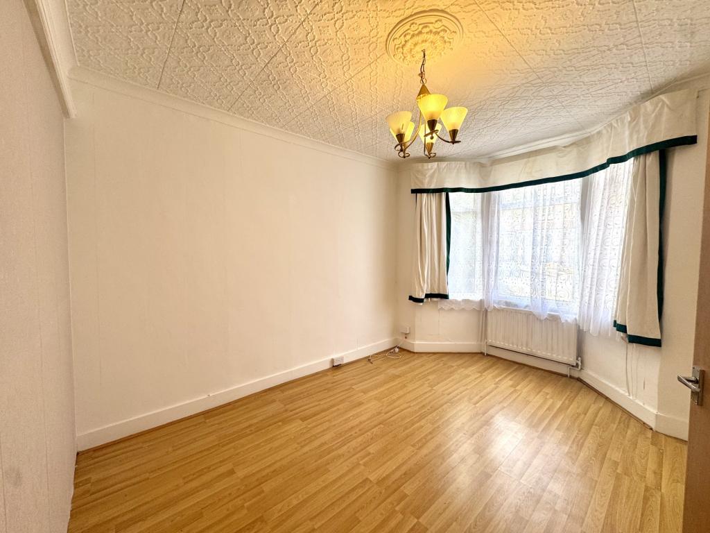 4 bed Mid Terraced House for rent in Southall. From Galaxy Real Estate