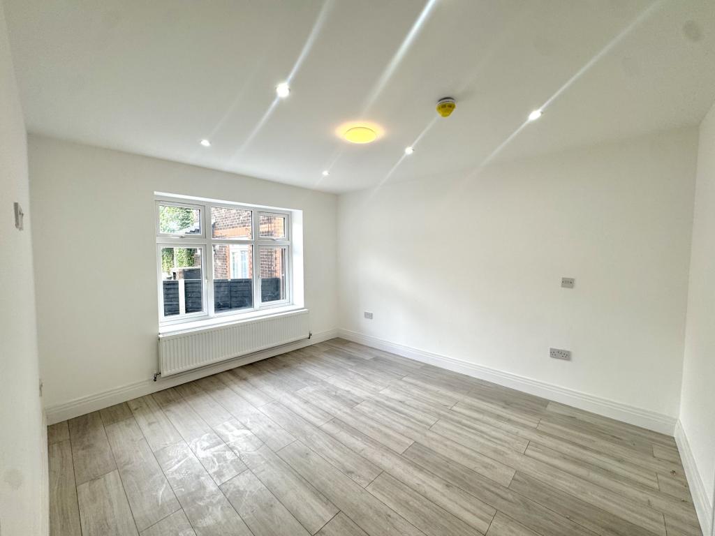 5 bed Mid Terraced House for rent in Northolt. From Galaxy Real Estate