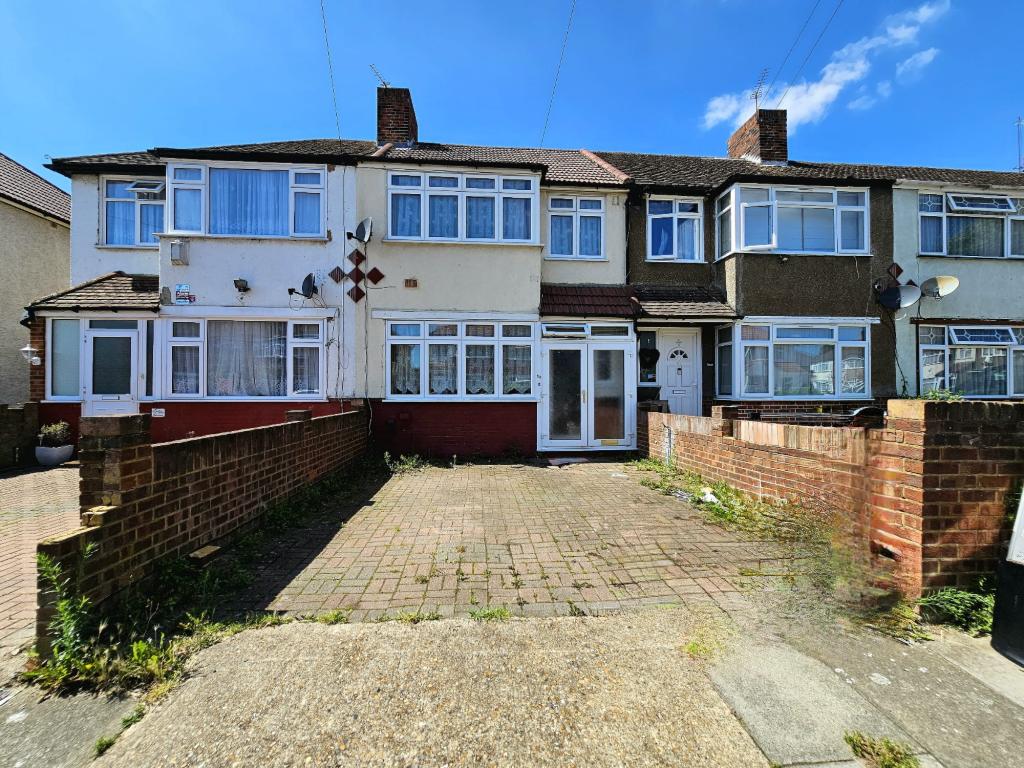 3 bed Mid Terraced House for rent in Southall. From Galaxy Real Estate