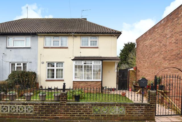 3 bed Semi Detached for rent in Borehamwood. From Gibbs Gillespie - Stanmore Sales 3 bed Semi Detached for rent in Borehamwood. From Gibbs Gillespie - Stanmore Sales