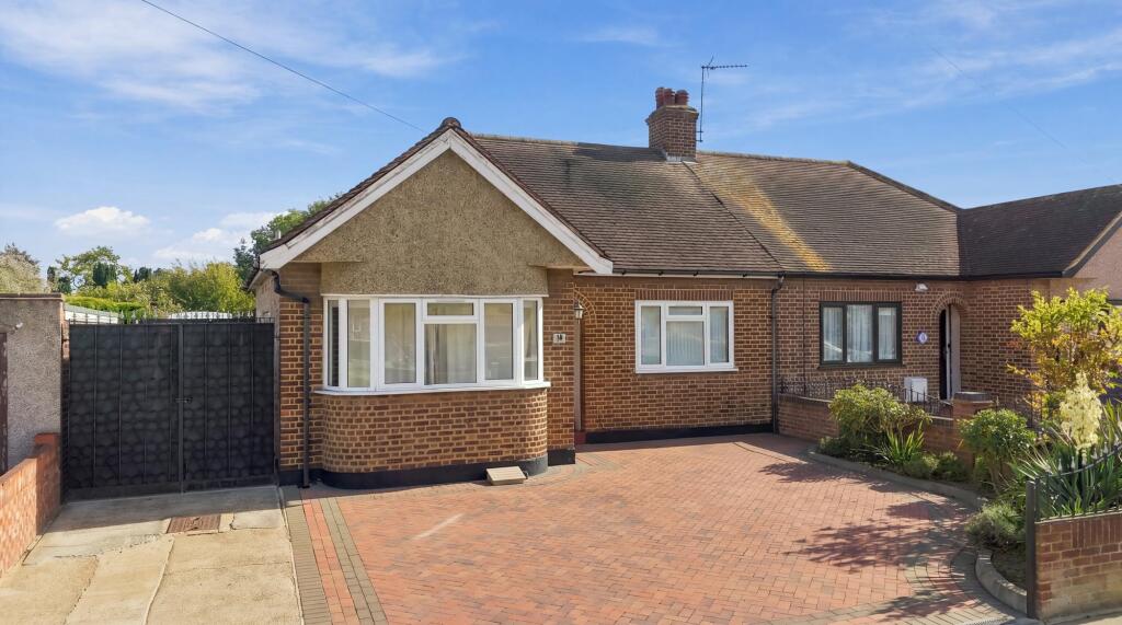 2 bed Semi-detached bungalow for rent in Baker Street. From Grant Allen Estate Agents - Grays 2 bed Semi-detached bungalow for rent in Baker Street. From Grant Allen Estate Agents - Grays