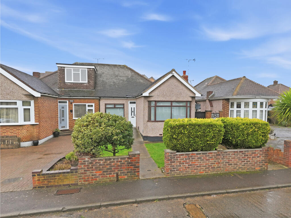 3 bed Semi-detached bungalow for rent in Grays. From Grant Allen Estate Agents - Grays 3 bed Semi-detached bungalow for rent in Grays. From Grant Allen Estate Agents - Grays