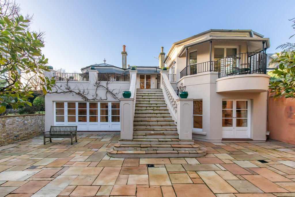 6 bed Detached for rent in Twickenham. From Griffin Stevens - Richmond 6 bed Detached for rent in Twickenham. From Griffin Stevens - Richmond