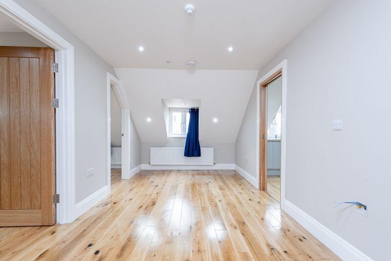 2 bed 1st Floor Flat for rent in Leatherhead. From HES Parry & Drewett - Sutton