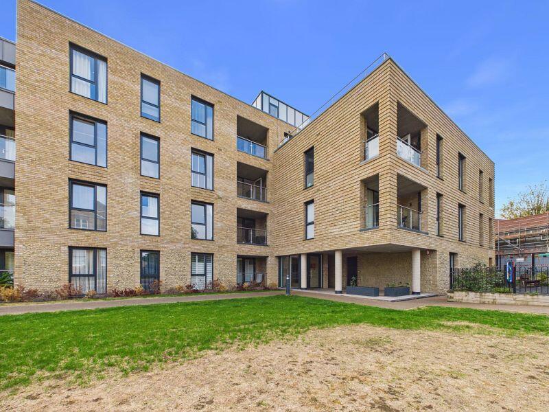 2 bed 1st Floor Flat for rent in Epsom. From HES Parry & Drewett - Sutton