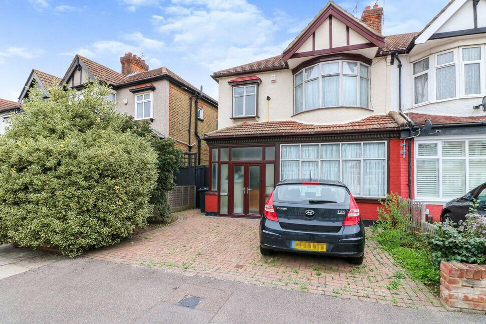 3 bed Semi-Detached House for rent in Ilford. From Hills Estate - Ilford