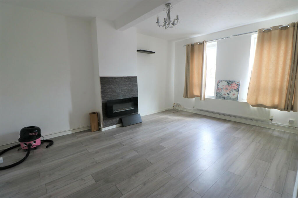 4 bed Maisonette for rent in Barking. From Hills Estate - Ilford