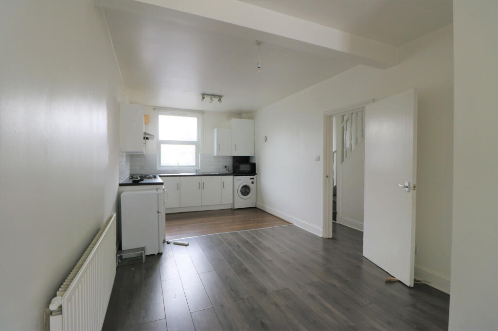 3 bed Duplex for rent in London. From Hills Estate - Ilford