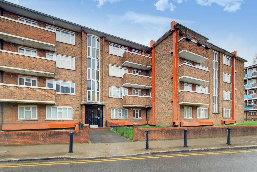 2 bed 1st Floor Flat for rent in London. From Hills Estate - Ilford