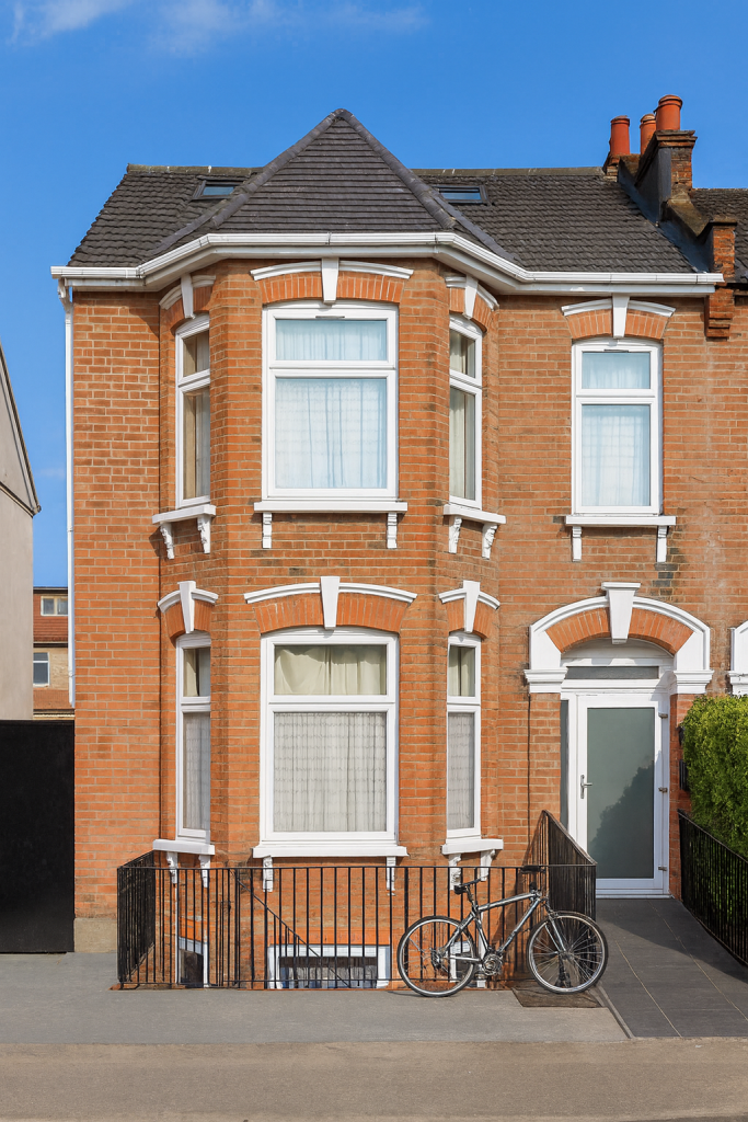 2 bed 1st Floor Flat for rent in Ilford. From Hills Estate - Ilford