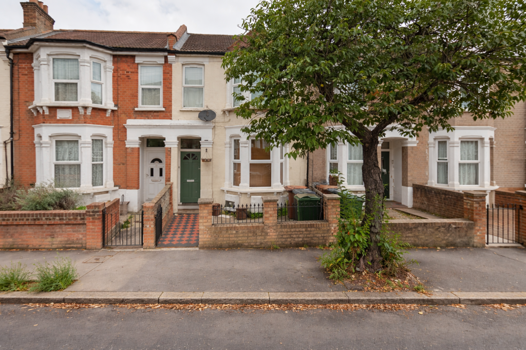 3 bed 1st Floor Flat for rent in Leyton. From Hills Estate - Ilford