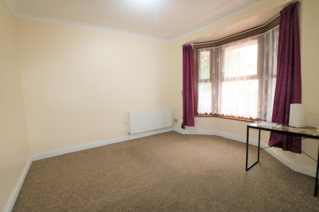 3 bed 1st Floor Flat for rent in London. From Hills Estate - Ilford