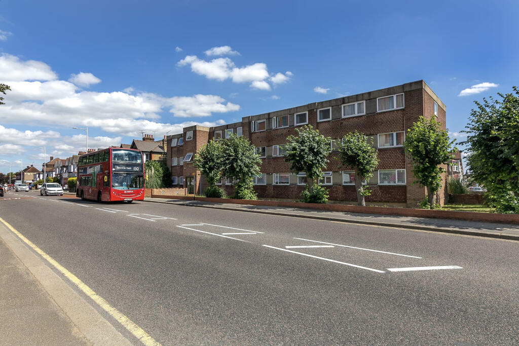 2 bed 1st Floor Flat for rent in Ilford. From Hills Estate - Ilford
