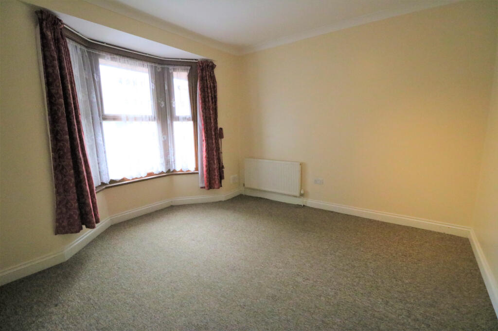 3 bed 1st Floor Flat for rent in London. From Hills Estate - Ilford